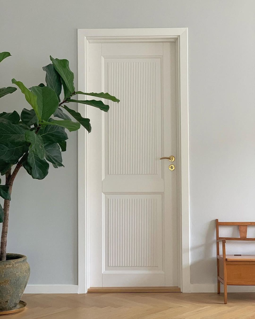 Minimalist Frezeli Beyaz Kapı